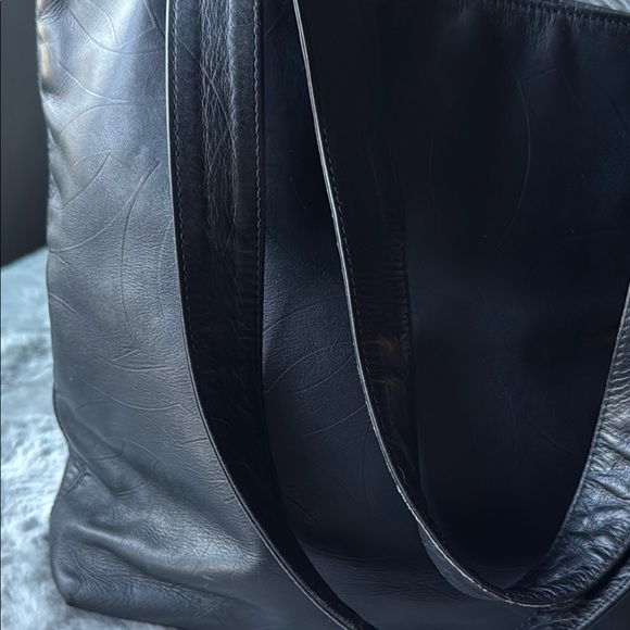 CHANEL Black Lambskin Leather Tote with Luxury Design - Picture 11 of 15